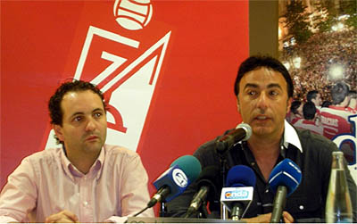 Quique Pina, presidente del Granada CF, junto a David Navarro, gerente