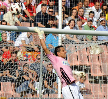 Roberto en una acción en el partido frente al Girona FC (BALDO)