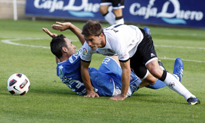 Abel Gómez cae en una acción con un jugador charro (LAGACETADESALAMANCA.COM)
