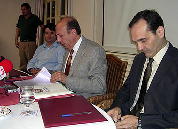 El presidente, Ramiro Pérez de la Blanca, junto al director general y el vicepresidente de la entidad