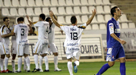 Manolo Lucena, en el partido Albacete-Granada, tras encajar un gol (LOF)