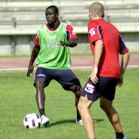 Jonathan Mensah durante el transcurso de un entrenamiento