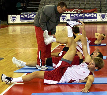 Stefansson realiza estiramientos tras el entreno de ésta mañana