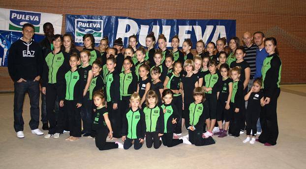 Las gimnastas con los jugadores del Granada CF