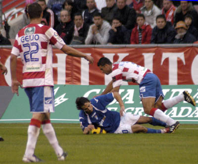 Rubén Párraga, en una acción del partido, ante la mirada de Geijo (PACO AYALA)
