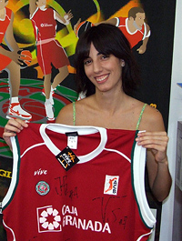 Estefania Guirado es la abonada 2000 del CB Granada Estefania Guirado es la abonada 2000 del CB Granada