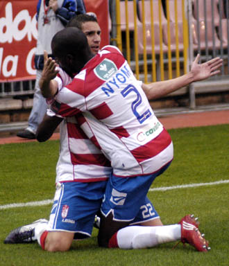 Geijo, que firmó un hat trick, es abrazado por Nyom (P. AYALA)