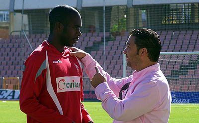 Juan Carlos Cordero charla con Nyom tras un entrenamiento (GRJ)