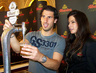 Diego Mainz durante la tirada de cerveza en el Hotel Alhambra Palace (GRJ)