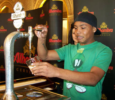 Luis Muriel, durante el acto de patrocinio con Cervezas Alhambra. (GRJ)