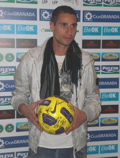 Geijo posa con el balón firmado por sus compañeros