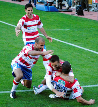 Geijo es felicitado por sus compañeros de equipo (A. RIVERA)
