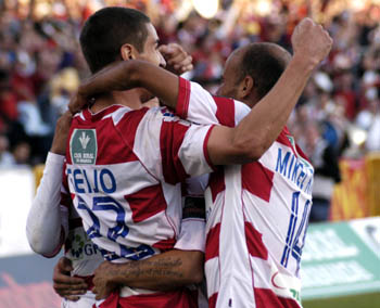 Geijo se abraza a sus compañeros tras uno de sus goles al Barça B. (AYALA)