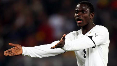 Mensah, que ayer jugó con su selección, se incorpora mañana a los entrenamientos
