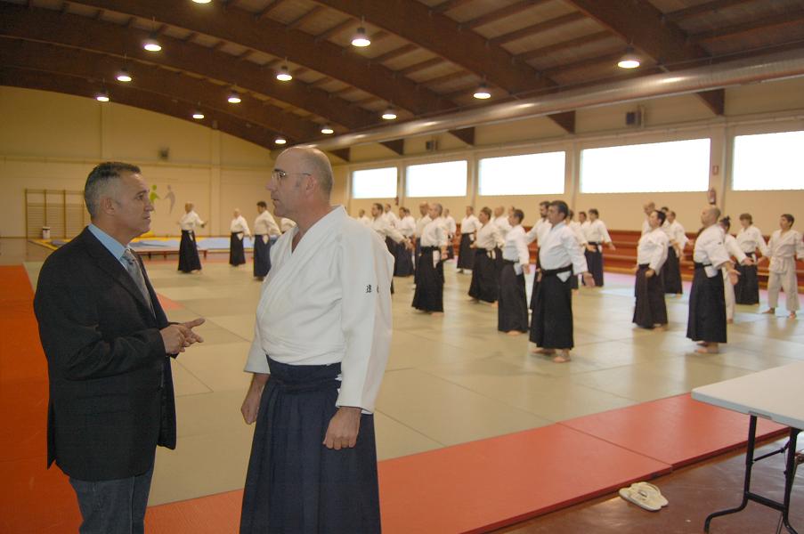 El concejal de deportes, Francisco Lorente, junto al monitor de aikido