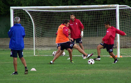 José Alfonso Morcillo, preparador físico del equipo rojiblanco, observa un entrenamiento (GRJ)