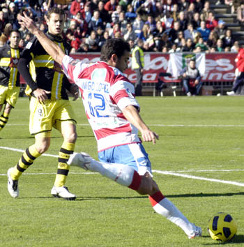 Íñigo López, dispuesto a golpear el balón (PACO AYALA)