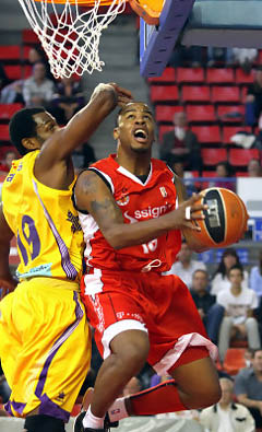 Owens con la camiseta del Assignia Manresa