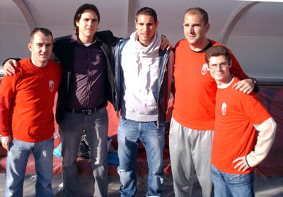 Juande Ruiz y Alex Geijo junto a los representantes de la Peña Pub Mississippi 