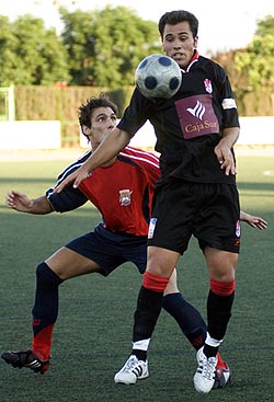 Migue Montes controla el balon ante Pacheco