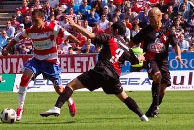 Fabián Orellana, en una acción del encuento frente al Rayo Vallecano. (BALDO)