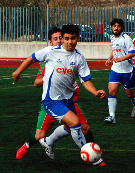 Pedro protege el balón ante un rival (CASTILLO)