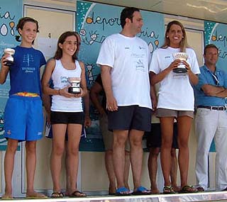 Estela Orozco, a la derecha, en la entrega de trofeos (GRJ) Estela Orozco, a la derecha, en la entrega de trofeos (GRJ)