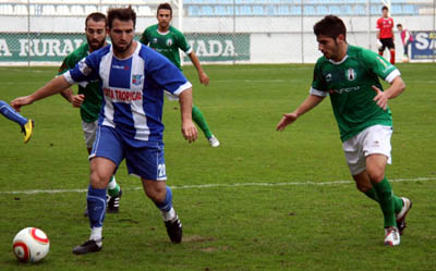 Jonhy, jugador del Motril CF, rodeado de contrarios (MUCHO DEPORTE)