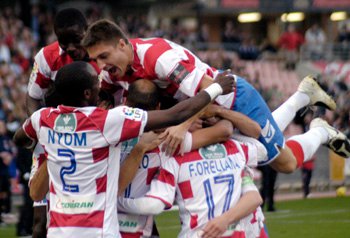 Los jugadores celebran uno de los goles frente al Nástic (AYALA)