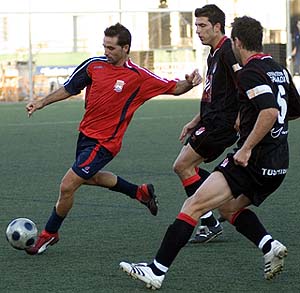 Lucena y Ruiz presionan a un jugador del CD Imperio 