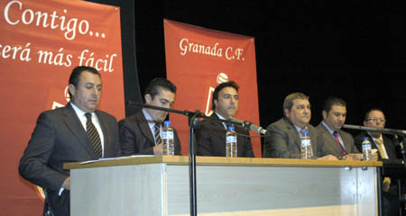 Los miembros de la Junta Gestora del Granada CF en el Centro Cívico de la Chana (PACO AYALA)
