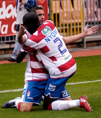 Geijo y Nyom, celebrando un gol frente al Xerez (AYALA)