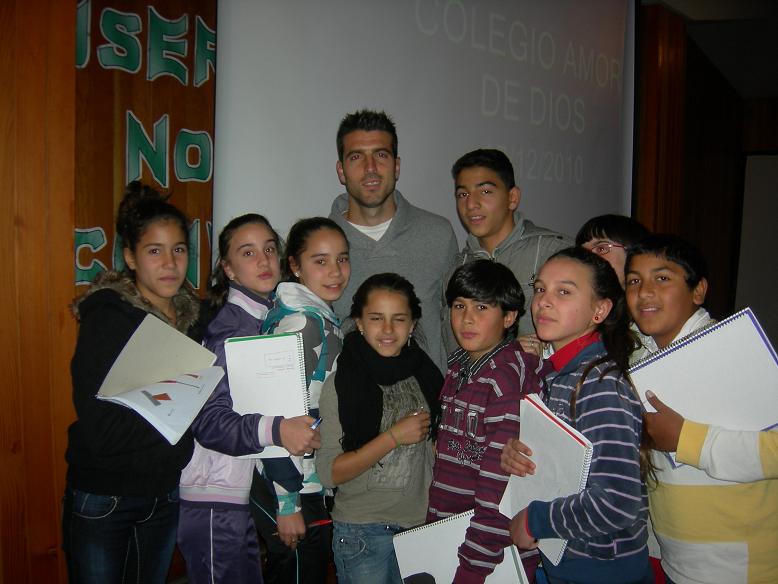 Lucena junto a algunos de los niños asistentes