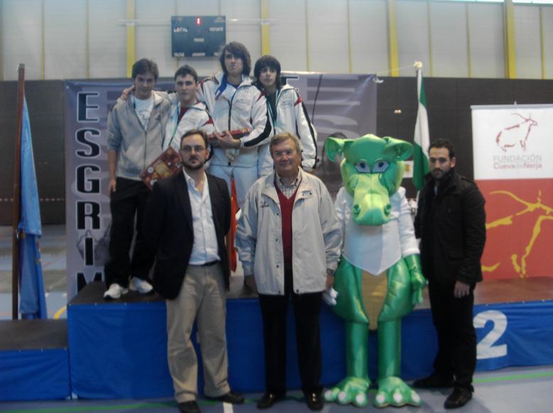 Final M-17 espada masculina junto al organizador, patrocinador, la mascota y el director técnico de la FAE
