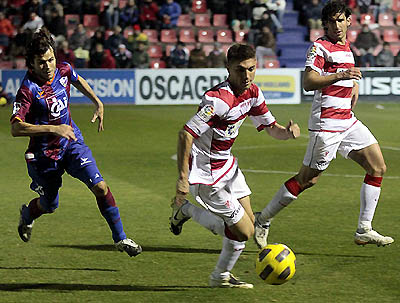 El lateral rojiblanco Siqueira, en una acción del partido en Huesca. (ALTOARAGÓN)