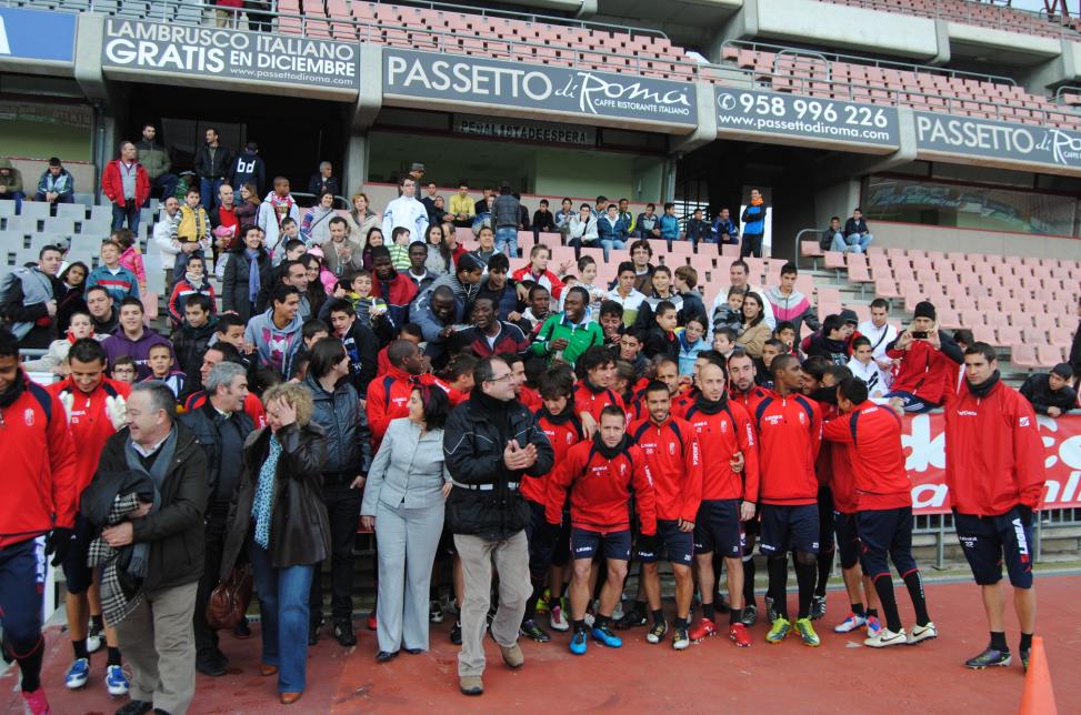 Los niños tutelados junto a miembros de la plantilla rojiblanca