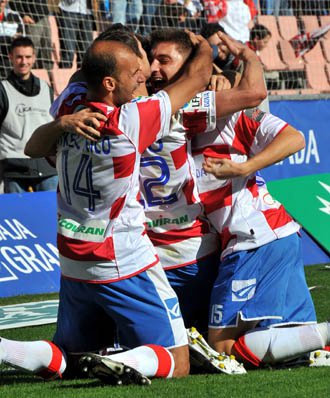 Los jugadores rojiblancos celebran el gol frente al Alcorcón. (AYALA)