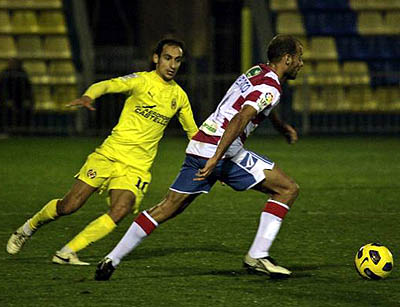 El jugador rojiblanco Mikel Rico, en una acción del encuentro. (ROBERT MUÑOZ)
