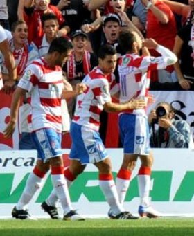 Tariq celebra un gol con sus compañeros (ARCHIVO) 