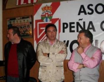 Quique Pina (en el centro), junto al Alcalde y Presidente de la Peña