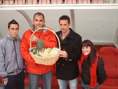 Roberto, recibiendo la cesta de frutas tropicales en los prolegómenos. (PRIETO)