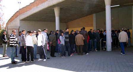 Las colas han vuelto a los alrededores de Los Cármenes (ARCHIVO)