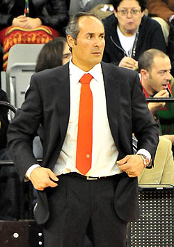 Curro Segura en su debut como técnico nazarí (BALDO)