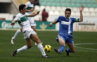 Lucena trata de disputar un balón en el encuentro con el Elche (ARCHIVO)