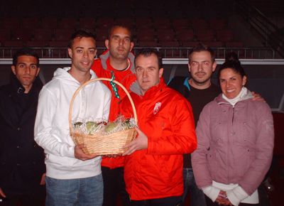 Dani Benítez recibe la cesta de frutas tropicales. (ANTONIO PRIETO)