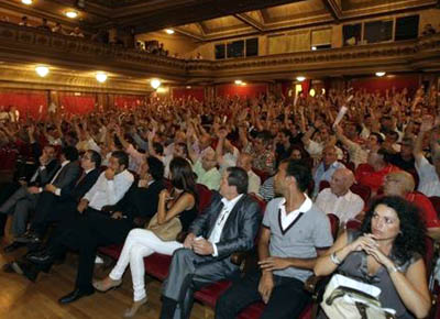 Momento de una votación durante una Asamblea del Granada CF. (ARCHIVO)