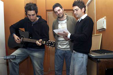 El grupo Vigilando a Julia en el estudio de grabación (EP)