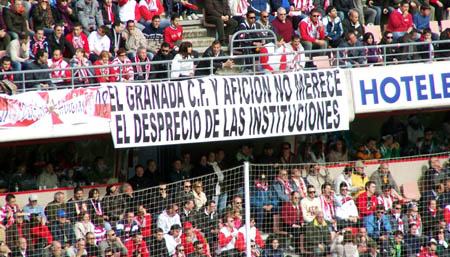 Pancartas presenciadas en el estadio `Los Cármenes` en el encuentro frente al Betis. (GRJ)