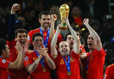 Los jugadores de la selección levantan la Copa del Mundo