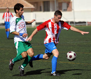 Una acción del partido de ida entre Huétor Vega y Arenas (RIVERA)